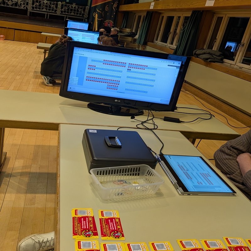 Vereinsmitglieder beim Ticketverkauf