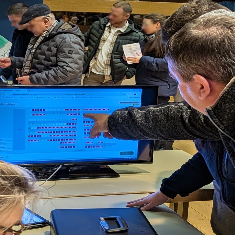 Bildschirm zeigt Sitzplan beim Vorverkauf